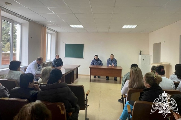 Росгвардейцы провели лекцию по антитеррористической безопасности в медицинском учреждении Алагира
