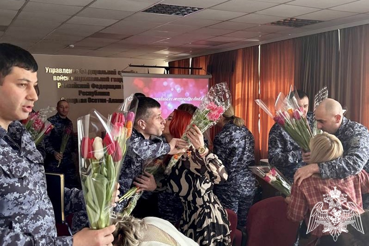 В СЕВЕРНОЙ ОСЕТИИ РОСГВАРДЕЙЦЫ ПОЗДРАВИЛИ ЖЕНЩИН С НАСТУПАЮЩИМ 8 МАРТА