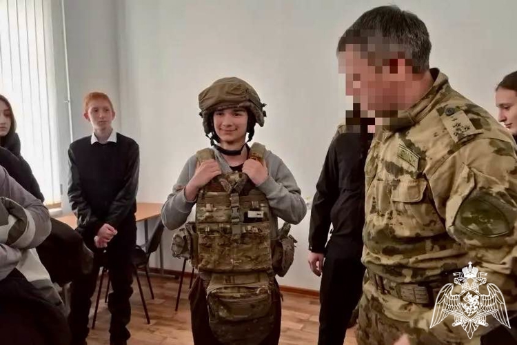 РОСГВАРДЕЙЦЫ ПРОВЕЛИ ПАТРИОТИЧЕСКИЕ МЕРОПРИЯТИЯ ДЛЯ ШКОЛЬНИКОВ