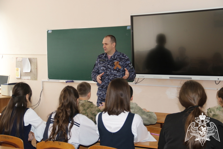 В СЕВЕРНОЙ ОСЕТИИ РОСГВАРДЕЙЦЫ ПРОВЕЛИ ДЛЯ ДЕТЕЙ ТУР ПО ИСТОРИЧЕСКИМ ПАМЯТНИКАМ РЕСПУБЛИКИ