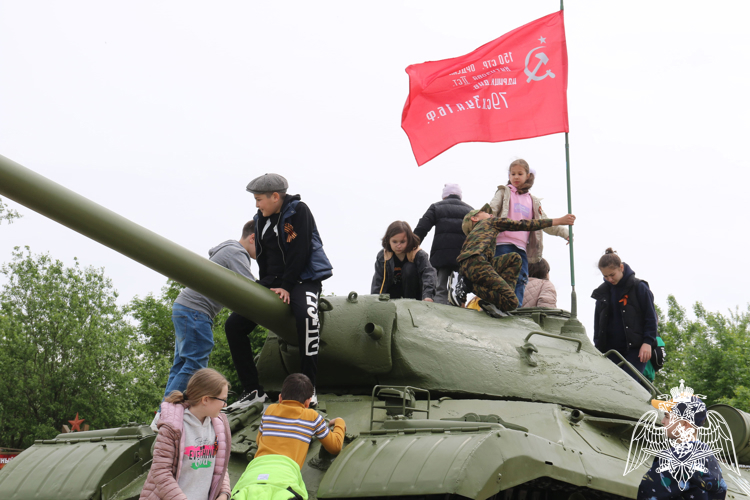 В СЕВЕРНОЙ ОСЕТИИ РОСГВАРДЕЙЦЫ ПРОВЕЛИ ДЛЯ ДЕТЕЙ ТУР ПО ИСТОРИЧЕСКИМ ПАМЯТНИКАМ РЕСПУБЛИКИ