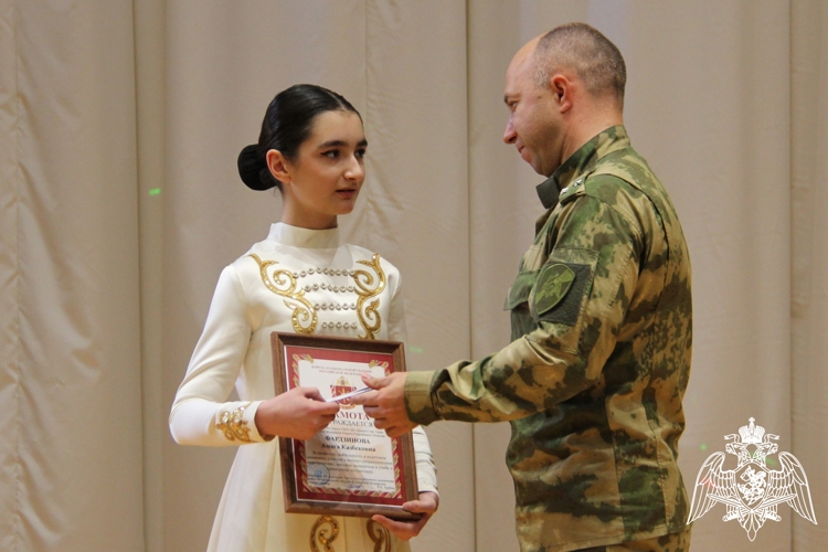 ТОРЖЕСТВЕННОЕ МЕРОПРИЯТИЕ ПО СЛУЧАЮ ПОСЛЕДНЕГО ЗВОНКА ПРОШЛО С УЧАСТИЕМ РОСГВАРДИИ В СЕВЕРНОЙ ОСЕТИИ