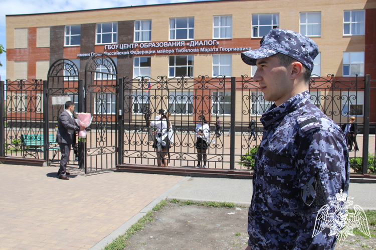 СОТРУДНИКИ РОСГВАРДИИ ОБЕСПЕЧИЛИ ПРАВОПОРЯДОК ПРИ ПРОВЕДЕНИИ ПОСЛЕДНИХ ЗВОНКОВ В СЕВЕРНОЙ ОСЕТИИ