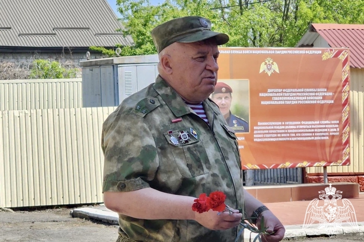 ВОЕННОСЛУЖАЩИЕ ВЛАДИКАВКАЗСКОГО СОЕДИНЕНИЯ РОСГВАРДИИ ПОЧТИЛИ ПАМЯТЬ ПОГИБШИХ ПРИ ИСПОЛНЕНИИ ВОИНСКОГО ДОЛГА