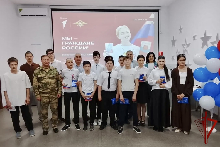В СЕВЕРНОЙ ОСЕТИИ РОСГВАРДЕЙЦЫ ПОДДЕРЖАЛИ АКЦИЮ «РОССИЙСКИЙ ТРИКОЛОР»