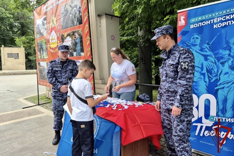 В СЕВЕРНОЙ ОСЕТИИ РОСГВАРДЕЙЦЫ ПОДДЕРЖАЛИ АКЦИЮ «РОССИЙСКИЙ ТРИКОЛОР»