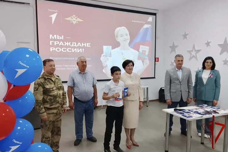 В СЕВЕРНОЙ ОСЕТИИ РОСГВАРДЕЙЦЫ ПОДДЕРЖАЛИ АКЦИЮ «РОССИЙСКИЙ ТРИКОЛОР»