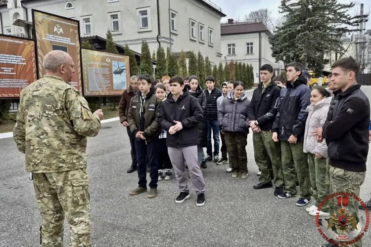 РОСГВАРДЕЙЦЫ ПРОВЕЛИ ПАТРИОТИЧЕСКИЕ МЕРОПРИЯТИЯ ДЛЯ ШКОЛЬНИКОВ