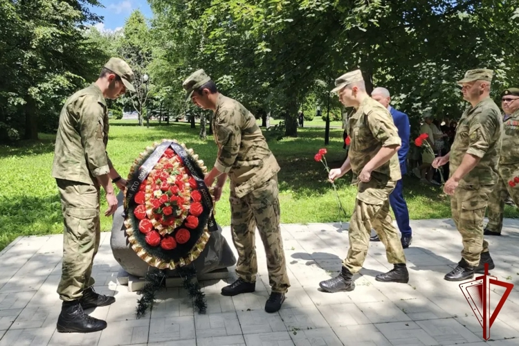 Росгвардейцы почтили память погибших во время проведения контртеррористической операции в Чечне