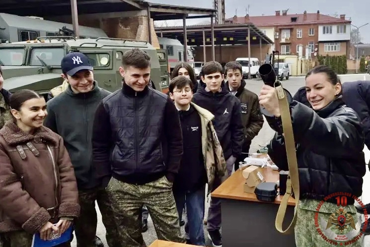 РОСГВАРДЕЙЦЫ ПРОВЕЛИ ПАТРИОТИЧЕСКИЕ МЕРОПРИЯТИЯ ДЛЯ ШКОЛЬНИКОВ