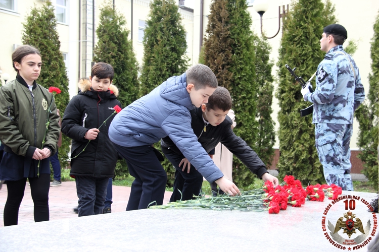 ВО ВЛАДИКАВКАЗЕ ПОЧТИЛИ ПАМЯТЬ ПОГИБШИХ РОСГВАРДЕЙЦЕВ