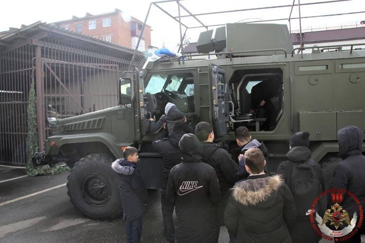 РОСГВАРДЕЙЦЫ ПРОВЕЛИ ДЕНЬ ОТКРЫТЫХ ДВЕРЕЙ ДЛЯ ШКОЛЬНИКОВ В СЕВЕРНОЙ ОСЕТИИ