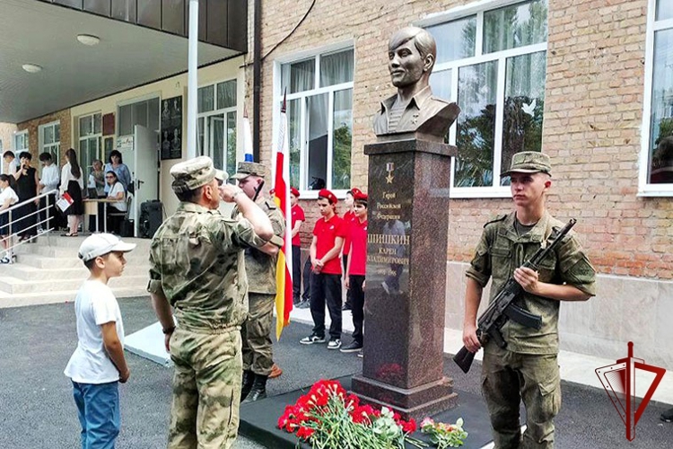 В Моздоке росгвардейцы приняли участие в открытии памятника Герою России Карену Шишкину