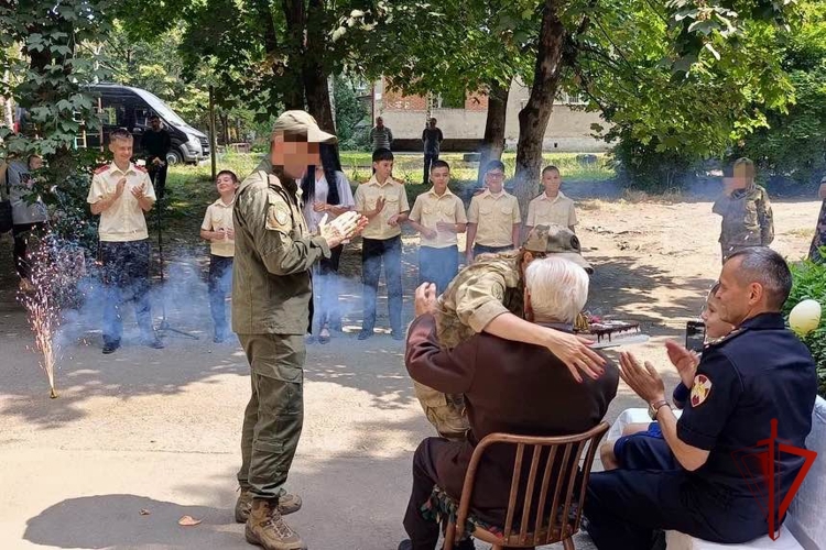 ВО ВЛАДИКАВКАЗЕ РОСГВАРДЕЙЦЫ ПОЗДРАВИЛИ С ДНЕМ РОЖДЕНИЯ ВЕТЕРАНА ВЕЛИКОЙ ОТЕЧЕСТВЕННОЙ ВОЙНЫ