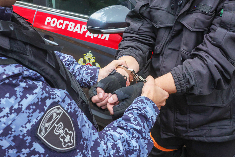 Во Владикавказе росгвардейцы задержали вооруженного ножом агрессивного мужчину