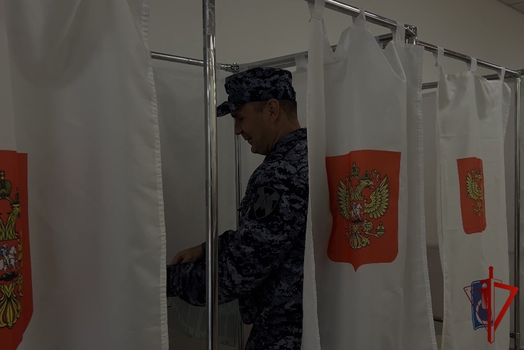 Сотрудники и военнослужащие Росгвардии принимают участие в голосовании в Северной Осетии