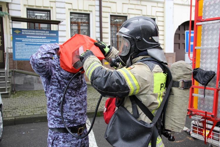 В УПРАВЛЕНИИ ВНЕВЕДОМСТВЕННОЙ ОХРАНЫ РОСГВАРДИИ ПО РЕСПУБЛИКЕ СЕВЕРНАЯ ОСЕТИЯ-АЛАНИЯ ПРОШЛО МЕЖВЕДОМСТВЕННОЕ ПОЖАРНО-ТАКТИЧЕСКОЕ ЗАНЯТИЕ